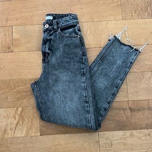 Gentle acid wash black ankle jeans by Zara